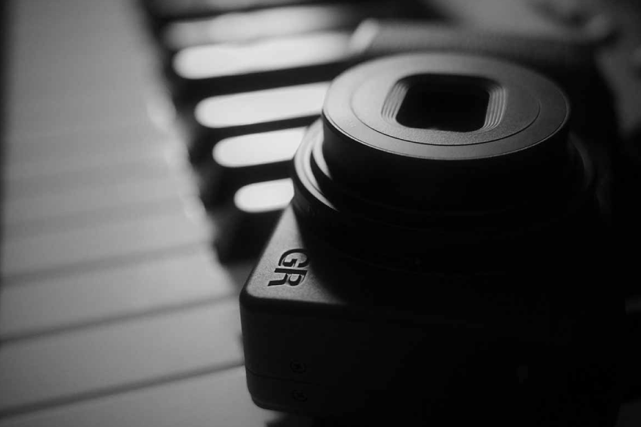 Ricoh GR IV Monochrome Resmi Hadir: Kamera Saku Hitam-Putih Penantang Leica